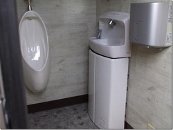 男性用トイレは全自動水洗式を採用。センサー式手洗いとエアータオルを完備しております。